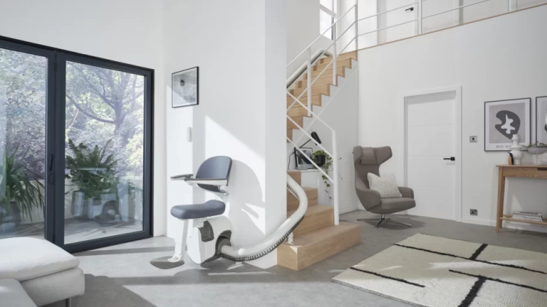 AccessBDD Flow X stair lift with Advanced Swivel and Leveling ASL technology on a narrow staircase - ELECTROPEDIC