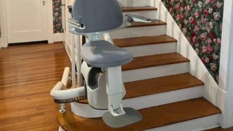 AccessBDD Flow X stair lift single rail on a steep curved staircase - ELECTROPEDIC