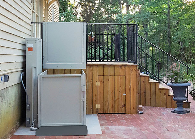 Vertical platform wheelchair lift with automatic folding safety ramp and non-slip platform - ELECTROPEDIC